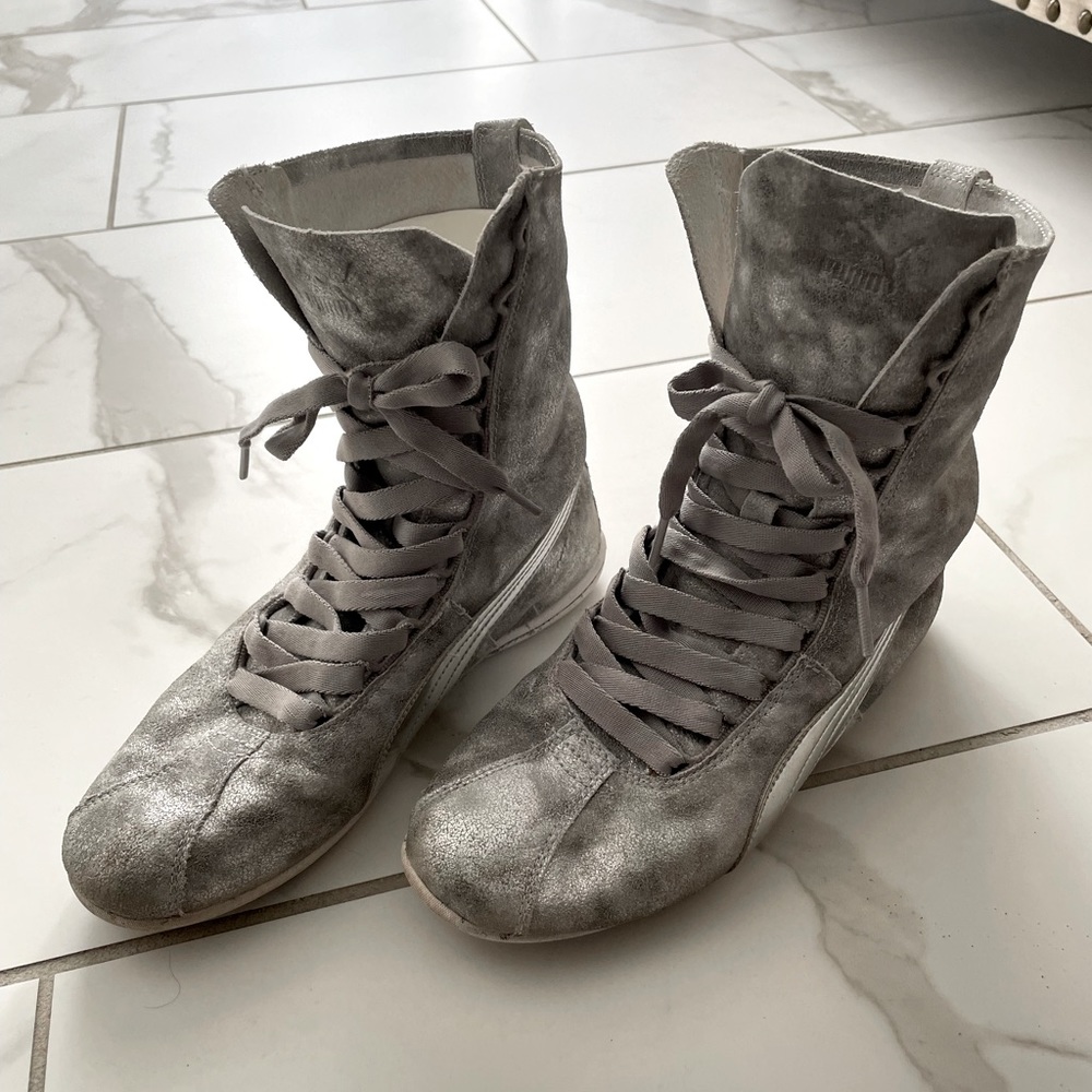 PUMA Eskiva Hi-Top Metallic Leather sneakers  

Women US Size 7 23.5cm.
